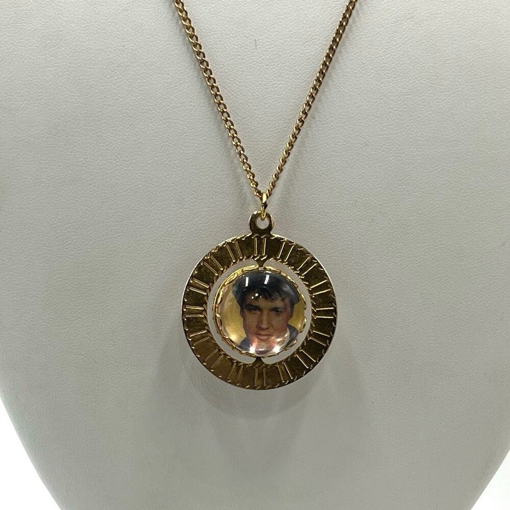 Vintage 1977 Elvis Presley Spinning Photo Goldtone Necklace Pendant
King Of Rock